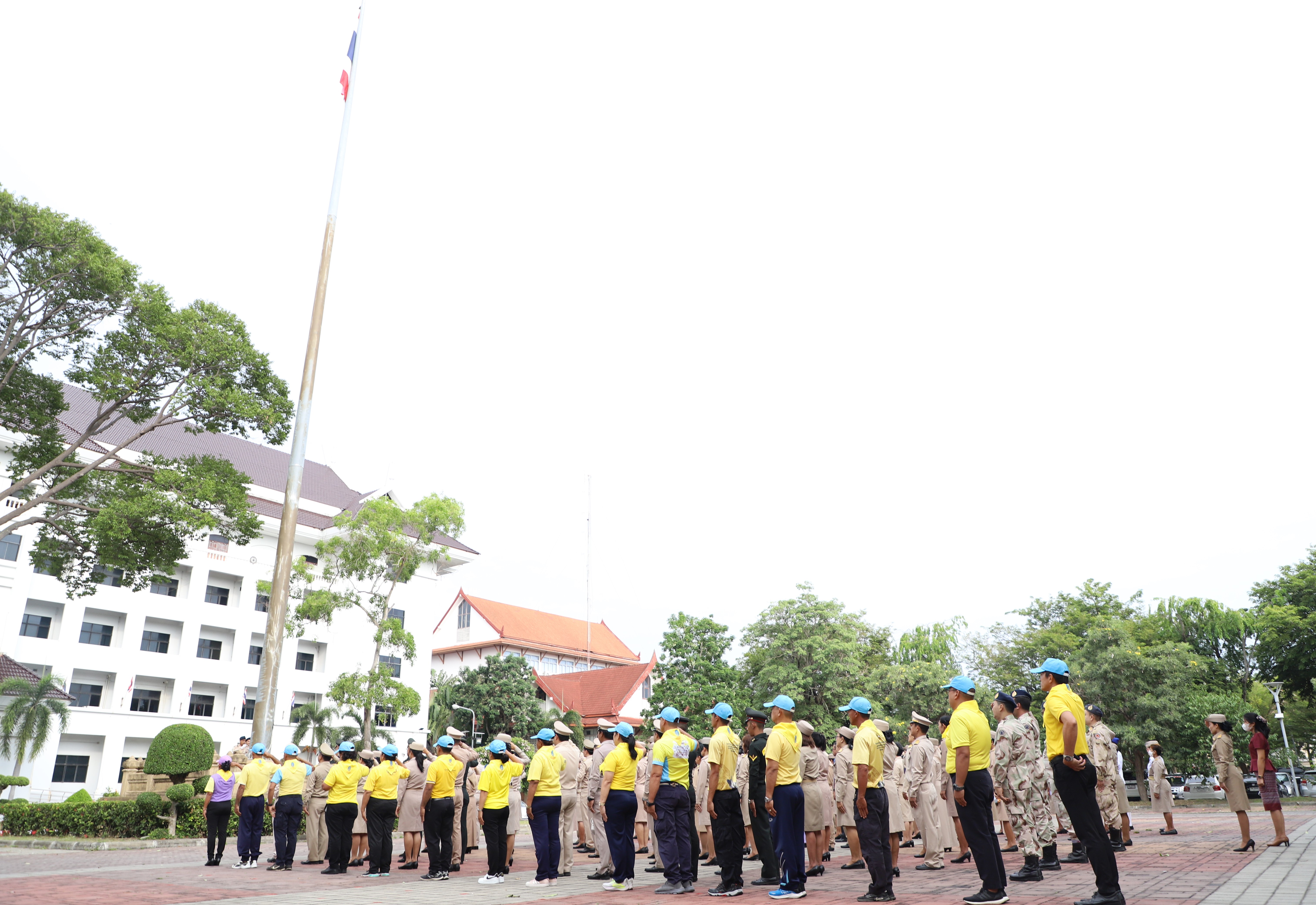 ผู้ว่าราชการจังหวัดสงขลา นำส่วนราชการร่วมเคารพธงชาติและร้องเพลงชาติไทย เนื่องในวันพระราชทานธงชาติไทย 28 กันยายน ประจำปี 2566 น้อมรำลึกถึงพระบาทสมเด็จพระมงกุฎเกล้า ที่ทรงพระราชทานธงไตรรงค์เป็นธงชาติไทย