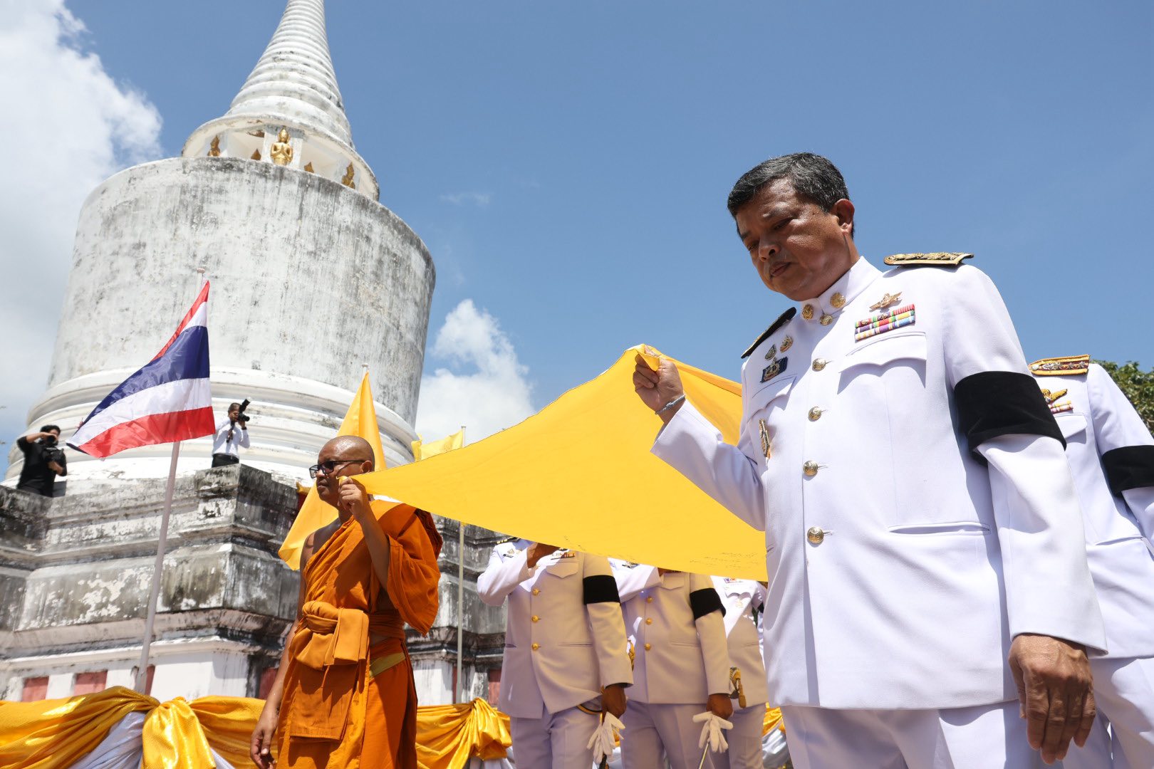 พระบาทสมเด็จพระเจ้าอยู่หัว ทรงพระกรุณาโปรดเกล้าโปรดกระหม่อมพระราชทานน้ำสรง เพื่อเชิญไปสรงพระเจดีย์ศรีรัตนมหาธาตุ เนื่องในโอกาสครบรอบ 1,087 ปี ณ วัดจะทิ้งพระ จังหวัดสงขลา
