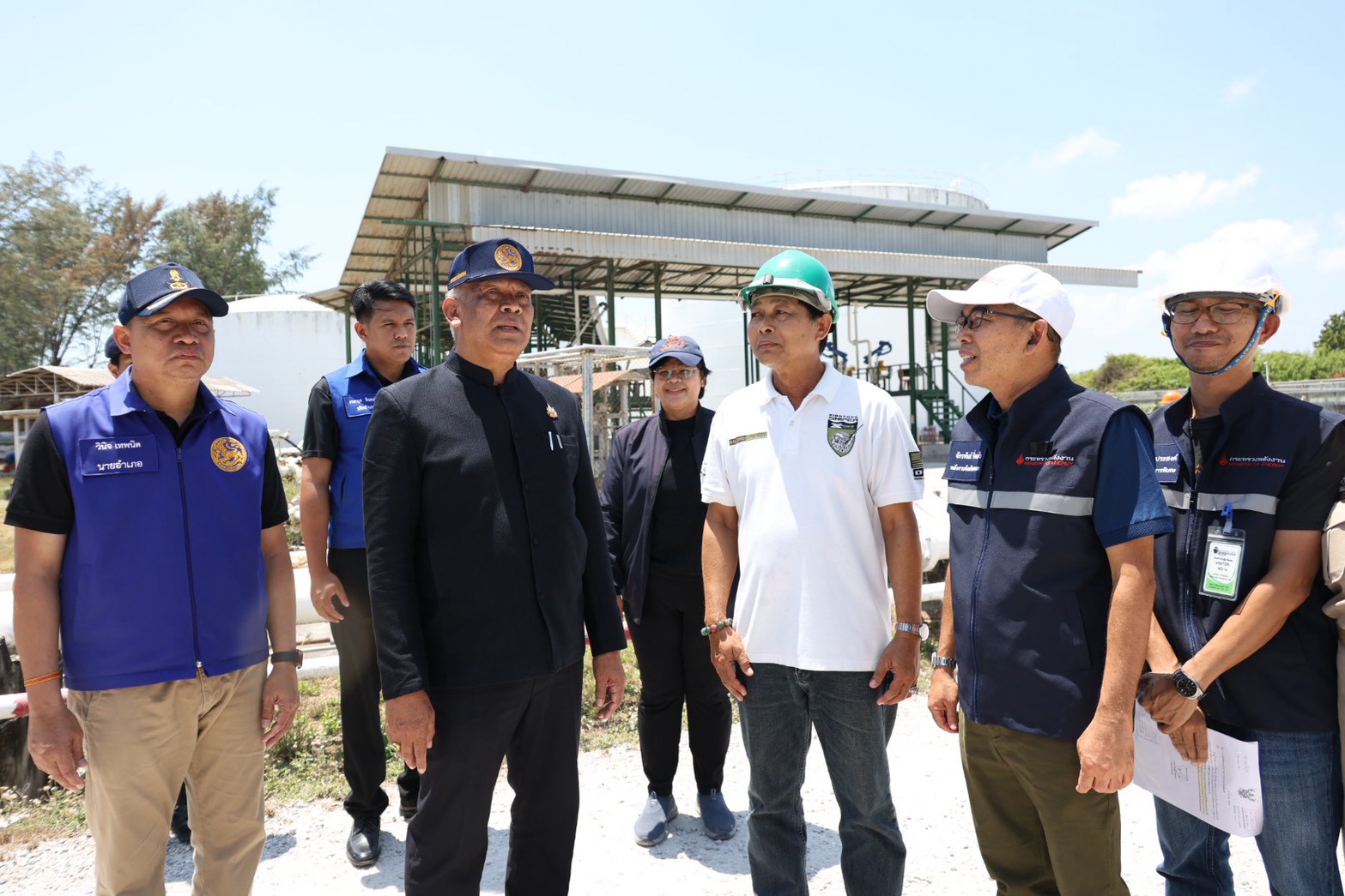 คลายปมแคลงใจ จ.สงขลา รุดตรวจสอบข้อเท็จจริง กรณีมีข่าวอ้างว่า คลังน้ำมันแห่งหนึ่งในพื้นที่ ต.เกาะแต้ว อ.เมืองสงขลา มีการกักตุนน้ำมันเชื้อเพลิง เจ้าหน้าที่คลังแจงเป็นการเก็บก๊าซธรรมชาติเพื่อการส่งออกและสนับสนุนงานด้านปิโตรเลียมเท่านั้น ไม่ใช่น้ำมันดีเซลหรือเบนซินแต่อย่างใด