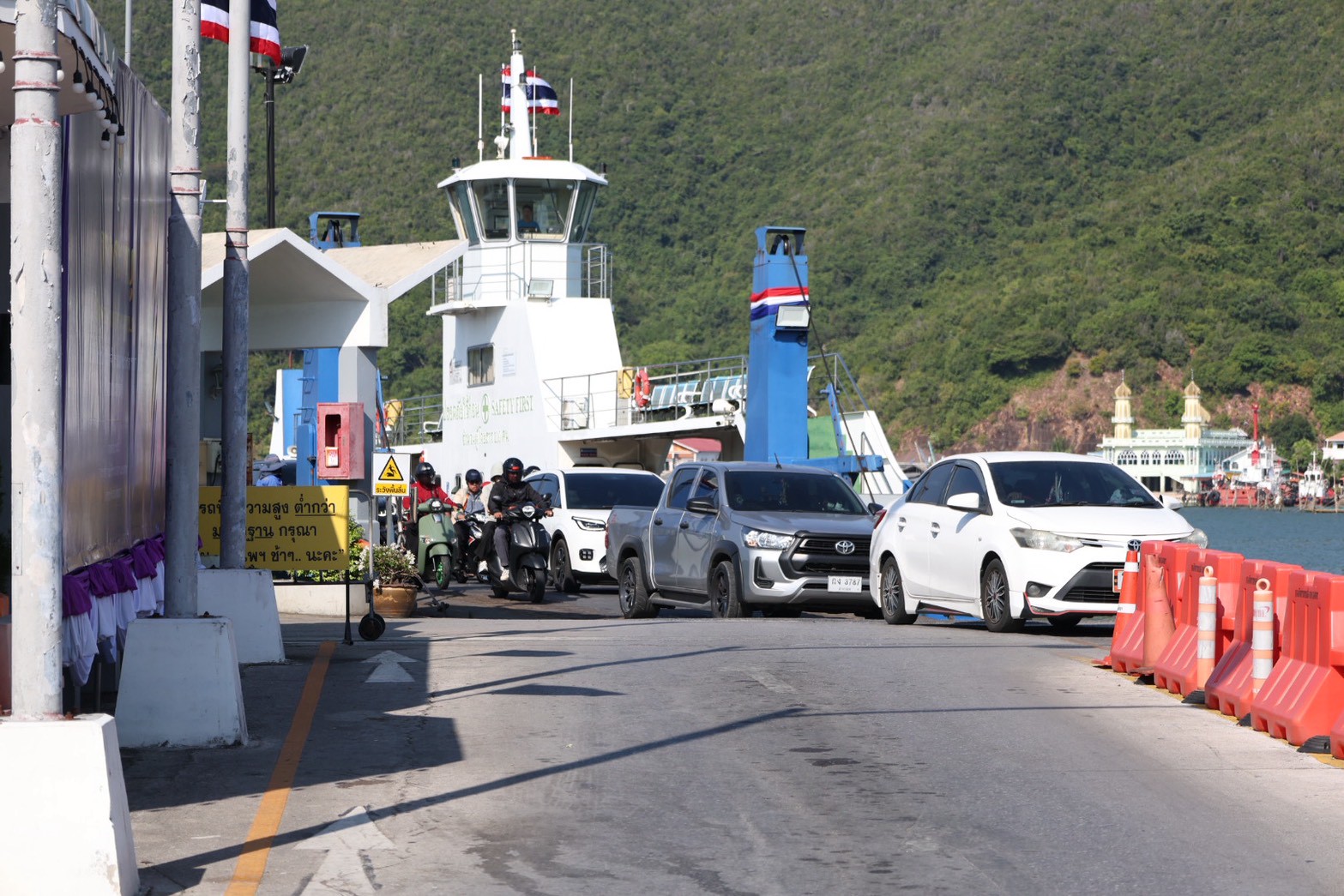 สงขลา-ประชาชนอุ่นใจ แพขนานยนต์ข้ามฟากยังเปิดให้ตามบริการปกติ ด้าน อบจ.สงขลา เผยเตรียมมาตรการรองรับไว้แล้ว พร้อมอำนวยความสะดวกแก่ประชาชนเต็มที่ ไม่กระทบอย่างเเน่นอน