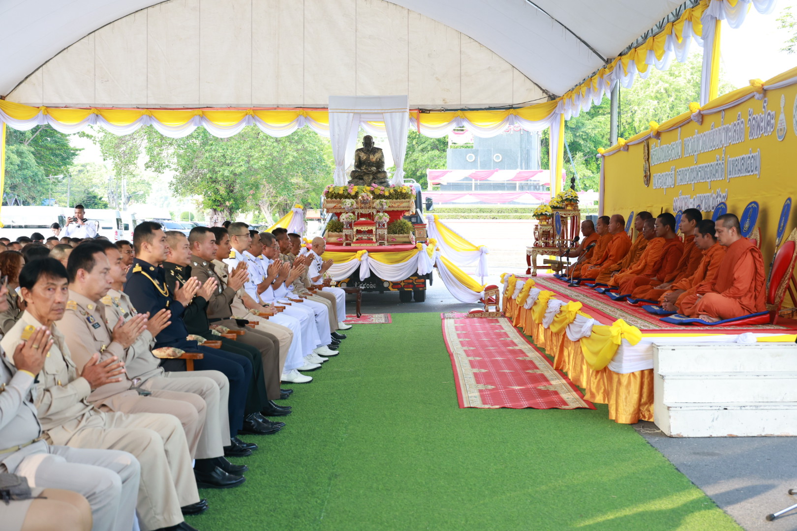 ทัพเรือภาคที่ 2 ร่วมกับวัดพะโคะ จัดพิธีสมโภชและสรงน้ำ &ldquo;หลวงปู่ทวดเหยียบน้ำทะเลจืด&rdquo; เสริมสิริมงคลรับสงกรานต์