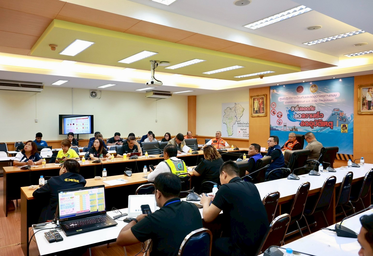 จังหวัดสงขลา ประชุมศูนย์อำนวยการความปลอดภัยทางถนนจังหวัดสงขลา ช่วงควบคุมเข้มข้นเทศกาลสงกรานต์ พ.ศ. 2569 วันที่ 6 พบอุบัติเหตุสะสม 34 ครั้ง เจ็บ 28 ราย เสียชีวิต 7 ราย รองผู้ว่าฯ เน้นย้ำทุกหน่วยเข้มงวดเฝ้าระวังต่อ โดยเฉพาะรถจักรยานยนต์ ขอให้สวมหมวกนิรภัย-เมาไม่ขับ เพราะเป็นพาหนะหลักที่เกิดอุบัติเหตุสูงสุด