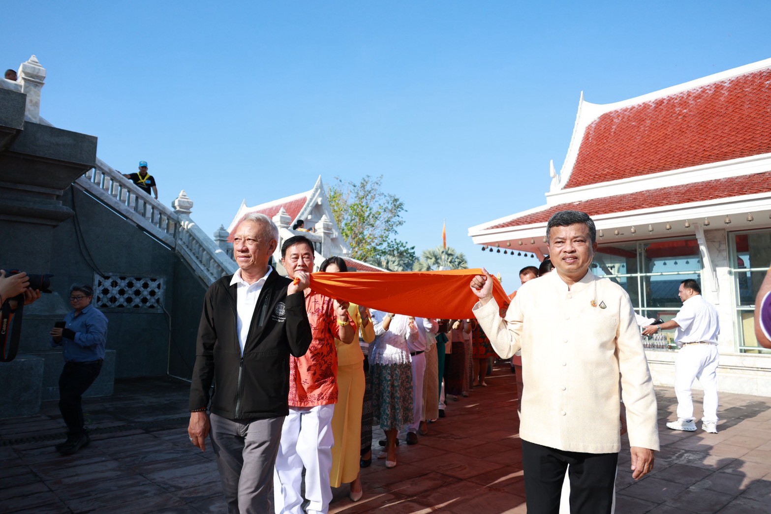 รองนายกฯ &ldquo;พิพัฒน์&rdquo; นำพุทธศาสนิกชนร่วมตักบาตรไข่ต้ม&ndash;แห่ผ้าห่มพระพุทธมงคลมหาราช ในงาน &ldquo;16 เมษา เถลิงศกเบิกฟ้าเมืองหาดใหญ่ ปีที่ 6&rdquo; เสริมสิริมงคลเมืองหาดใหญ่หลังวิกฤตมหาอุทกภัย