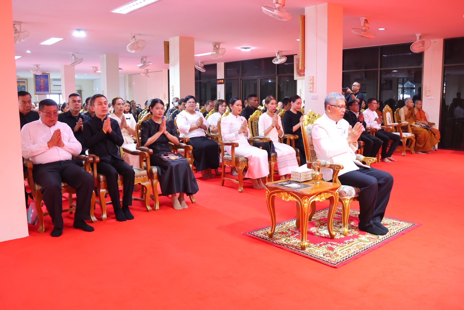 รองผู้ว่าราชการจังหวัดสงขลา นำพุทธศาสนิกชนร่วมสวดพระพุทธมนต์และเจริญจิตตภาวนา น้อมอุทิศถวายพระราชกุศลแด่สมเด็จพระนางเจ้าสิริกิติ์ พระบรมราชินีนาถ พระบรมราชชนนีพันปีหลวง
