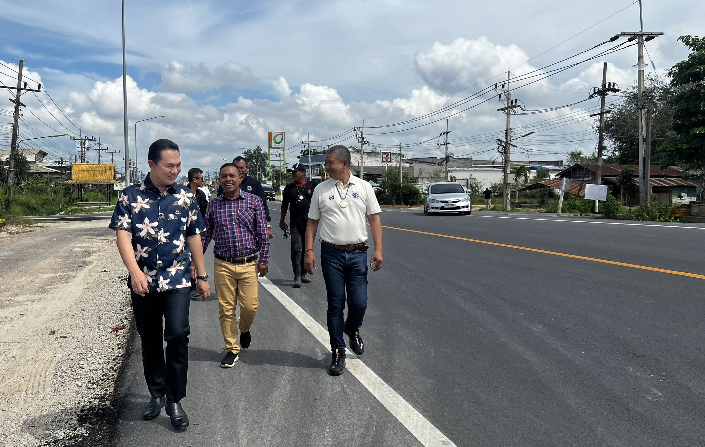 รองผู้ว่าฯ สงขลา ลงพื้นที่ตรวจรับงานก่อสร้างเพิ่มช่องจราจร แก้ปัญหาน้ำท่วมทางหลวงหมายเลข 42 เสริมความปลอดภัยการสัญจร