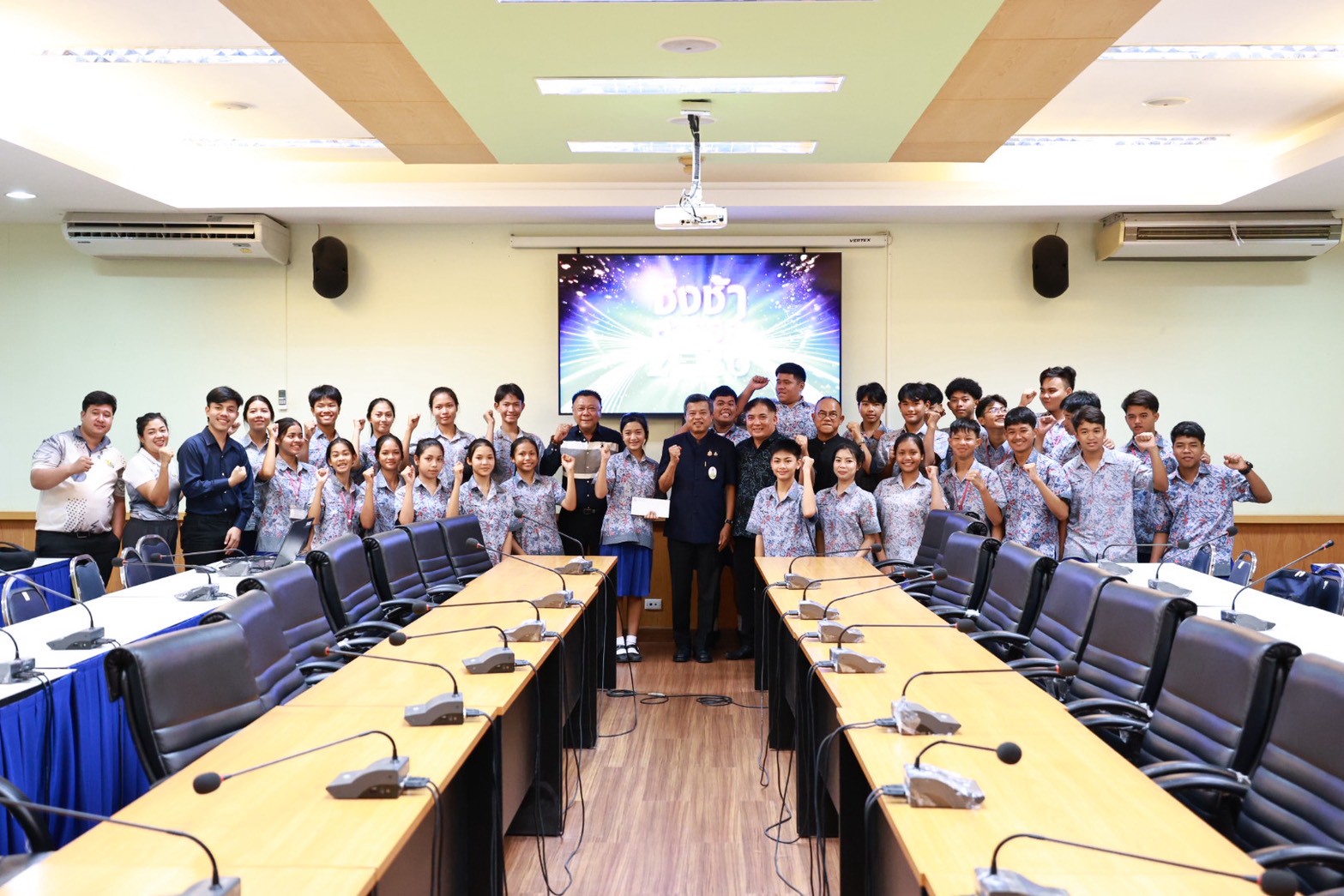 ผู้ว่าราชการจังหวัดสงขลา ร่วมส่งกำลังใจและแสดงความยินดีกับนักเรียนโรงเรียนเทศบาล 5 (วัดหัวป้อมนอก) ก่อนลุยเวที &ldquo;ชิงช้าสวรรค์ 2026&rdquo; รอบชิงแชมป์ออฟเดอะแชมป์ ในวันเสาร์ ที่ 30 พฤษภาคม นี้