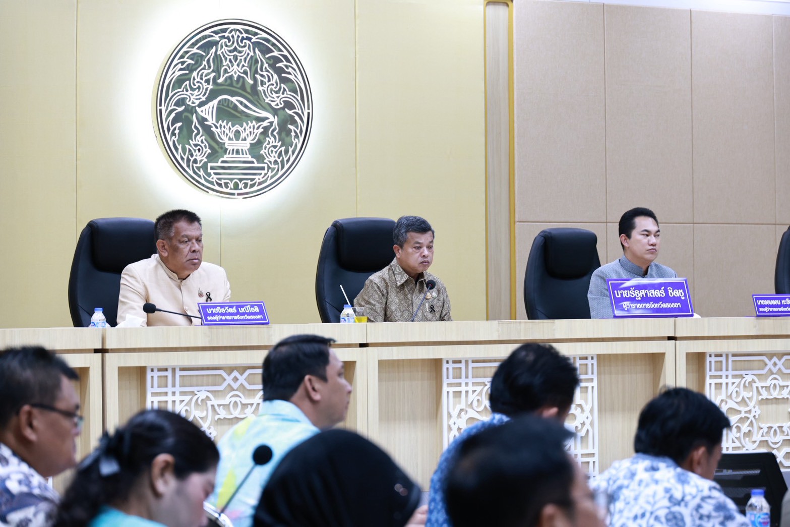 ผู้ว่าราชการจังหวัดสงขลา นำหัวหน้าส่วนราชการสวมใส่ผ้าไทยเข้าร่วมประชุมกรมการจังหวัด ประจำเดือนพฤษภาคม 2569 พร้อมเน้นย้ำนโยบายรัฐบาลด้านความมั่นคง เศรษฐกิจฐานราก และการเตรียมพร้อมรับมืออุทกภัย