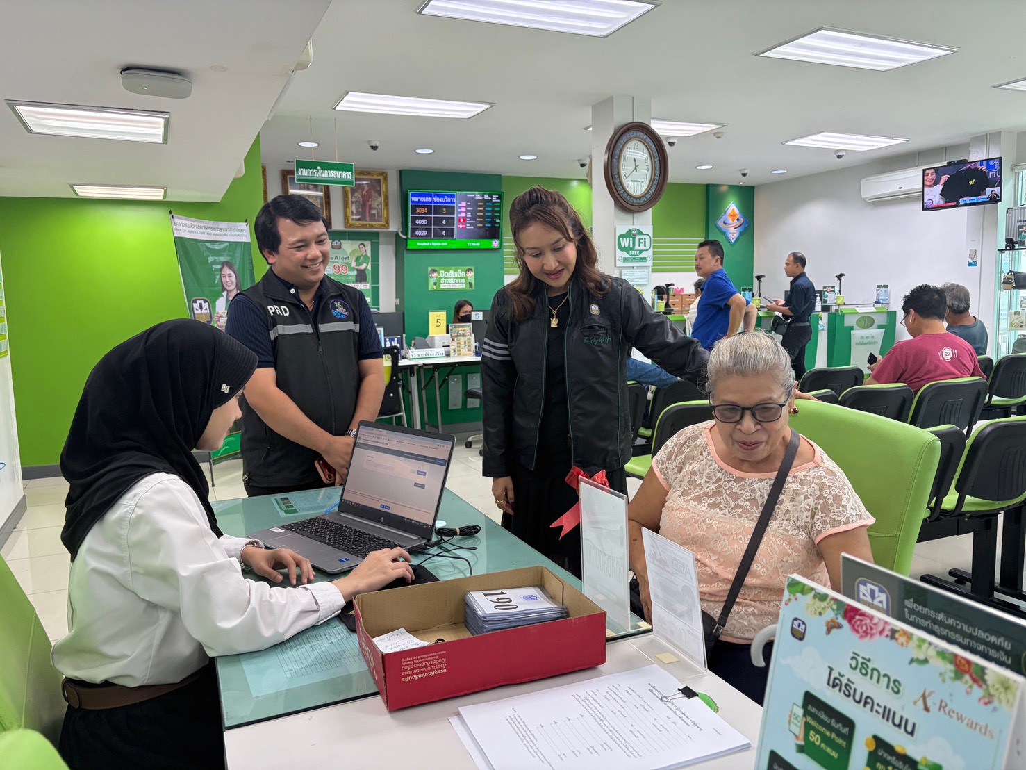 ธ.ก.ส. สาขาสงขลา ผู้ถือบัตรสวัสดิการแห่งรัฐรายเดิม แห่ลงทะเบียนยืนยันสิทธิคึกคัก ด้านธนาคารเปิดจุดบริการเพิ่ม ประชาชนพึงพอใจใช้เวลาไม่ถึง 3 นาทีต่อคน