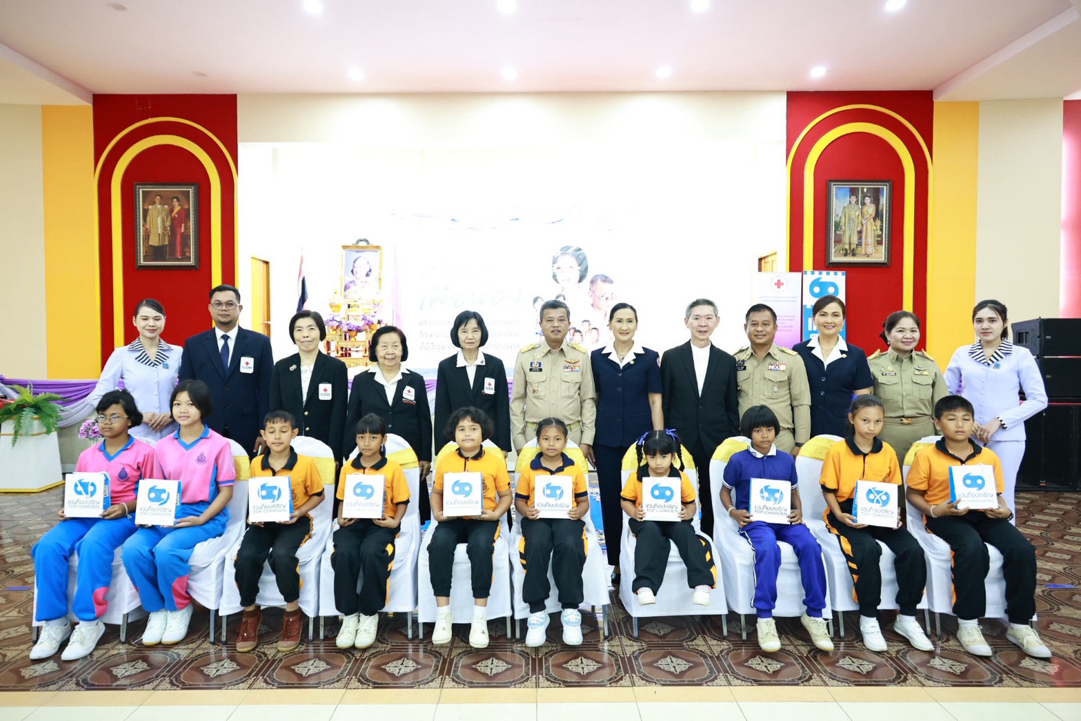 จังหวัดสงขลา ผนึกกำลังมูลนิธิสงเคราะห์เด็กของสภากาชาดไทย เหล่ากาชาดจังหวัดสงขลา และแว่นท็อปเจริญ มอบแว่นสายตาแก่เยาวชน ตามโครงการ &ldquo;แว่นตาเพื่อน้อง&rdquo; เติมโอกาสทางการศึกษา สร้างอนาคตที่สดใส