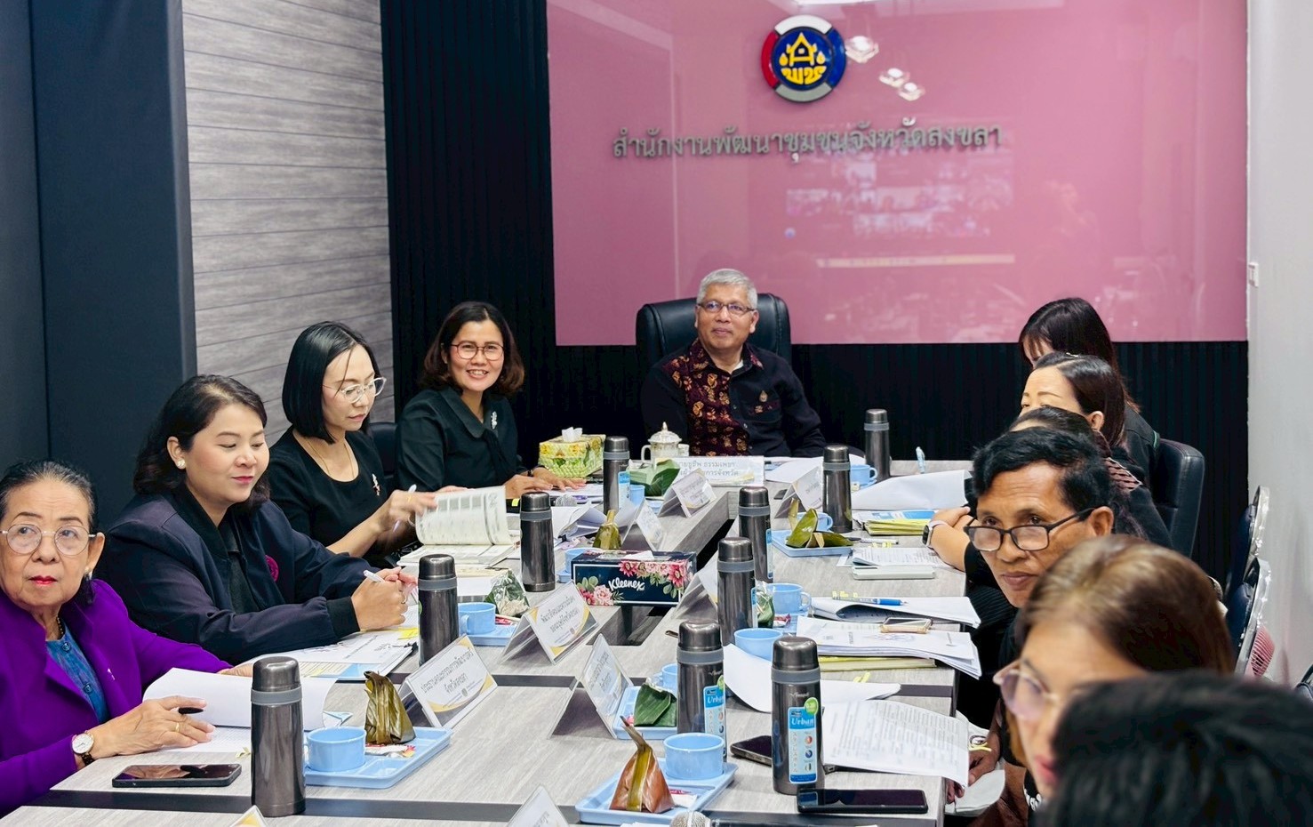จังหวัดสงขลา ประชุมคณะกรรมการรับรองมาตรฐานการพัฒนาชุมชน มุ่งยกระดับศักยภาพผู้นำ กลุ่ม และองค์กรชุมชน สู่การพัฒนาที่ยั่งยืน พร้อมคัดเลือกหน่วยงานต้นแบบเพื่อถอดบทเรียนความสำเร็จ