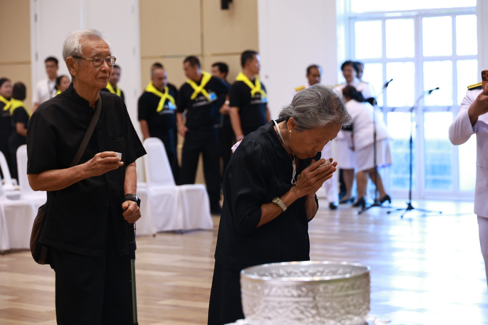 คุณยายวัย 85 จูงมือคุณตาวัย 87 ร่วมสรงน้ำพระศพเบื้องหน้าพระรูป &ldquo;สมเด็จพระเจ้าลูกเธอ เจ้าฟ้าพัชรกิติยาภา&rdquo; เผยเห็นพระองค์ตั้งแต่ยังทรงพระเยาว์ ชื่นชมพระจริยวัตรอันงดงาม วันนี้ตั้งใจมาด้วยสำนึกในพระกรุณาธิคุณ