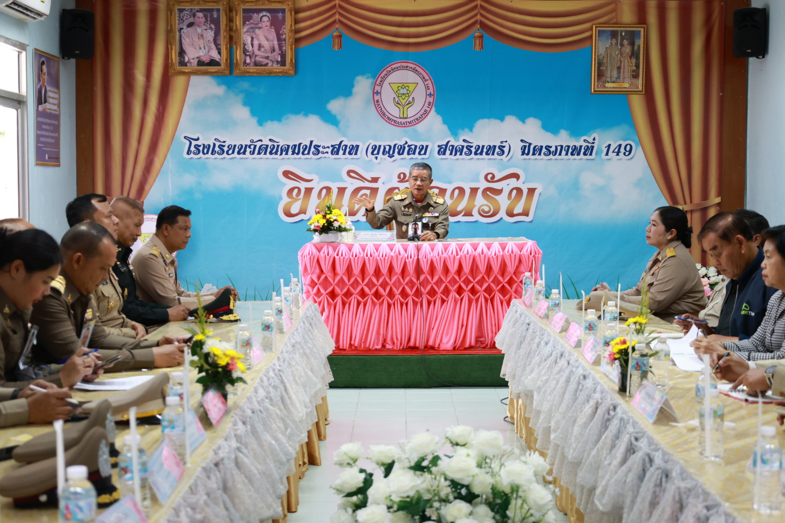 พลเอก เฉลิมชัย สิทธิสาท องคมนตรี ลงพื้นที่เยี่ยมให้กำลังใจบุคลากรโรงเรียนวัดนิคมปราสาท (บุญชอบ สาครินทร์) มิตรภาพที่ 149 พร้อมติดตามผลการดำเนินงาน ย้ำพัฒนาคุณภาพการศึกษา ควบคู่คุณธรรม ทักษะอาชีพ และการใช้ AI อย่างรู้เท่าทัน