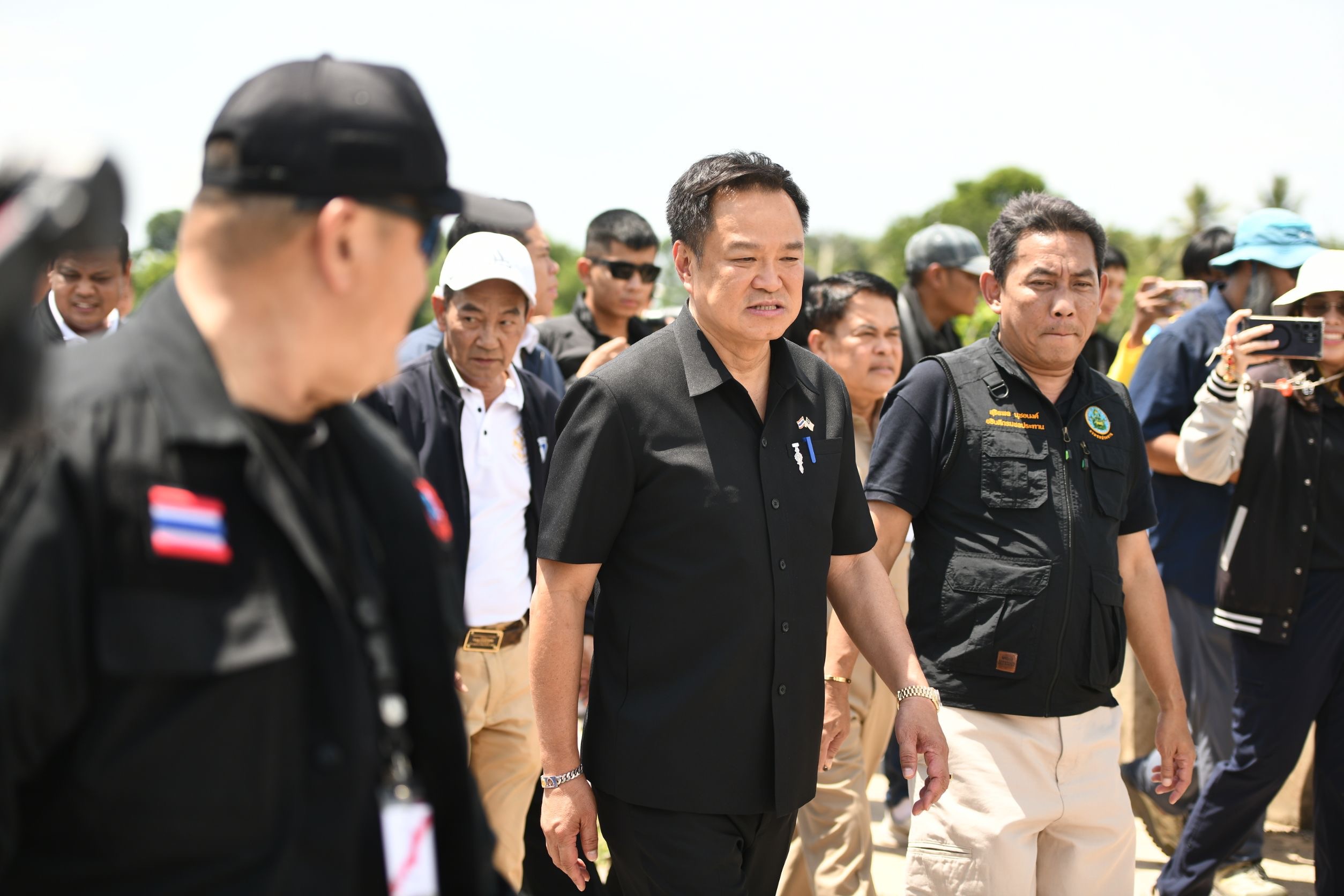 อนุมัติแน่นอน!! งบกลางป้องกันน้ำท่วมหาดใหญ่ นายกฯ อนุทิน ลุยเองมาให้เห็นกับตา ตรวจสอบคันคลอง ร.1 ที่ถูกน้ำเซาะเสียหาย ￼ยืนยันรัฐบาลพร้อมช่วยเหลือพี่น้องชาว หาดใหญ่ และพี่น้องในเขตพื้นที่น้ำท่วมทั้งหมด