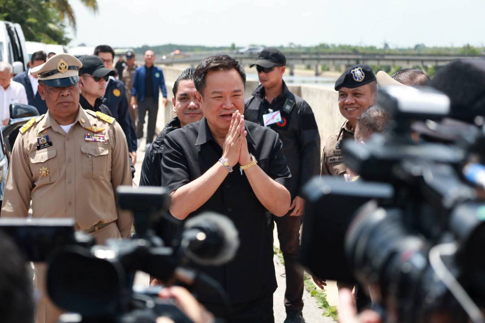 นายอนุทิน ชาญวีรกูล นายกรัฐมนตรี และคณะ ลงพื้นที่ตรวจสอบคันคลอง ร.1 ที่ถูกน้ำเซาะเสียหาย ก่อนจะไปเยี่ยมให้กำลังใจพี่น้องประชาชนชาวสงขลา ณ วัดท่าช้าง อ.บางกล่ำ จ.สงขลา