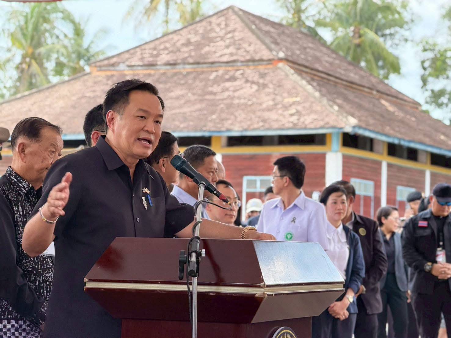 นายกฯ &ldquo;อนุทิน&rdquo; พบปะมวลชน สร้างความเชื่อมั่น "รัฐบาลไม่เคยทอดทิ้งประชาชน" ตอกย้ำความพร้อมรับมือภัยพิบัติในพื้นที่เศรษฐกิจและชุมชน จ.สงขลา