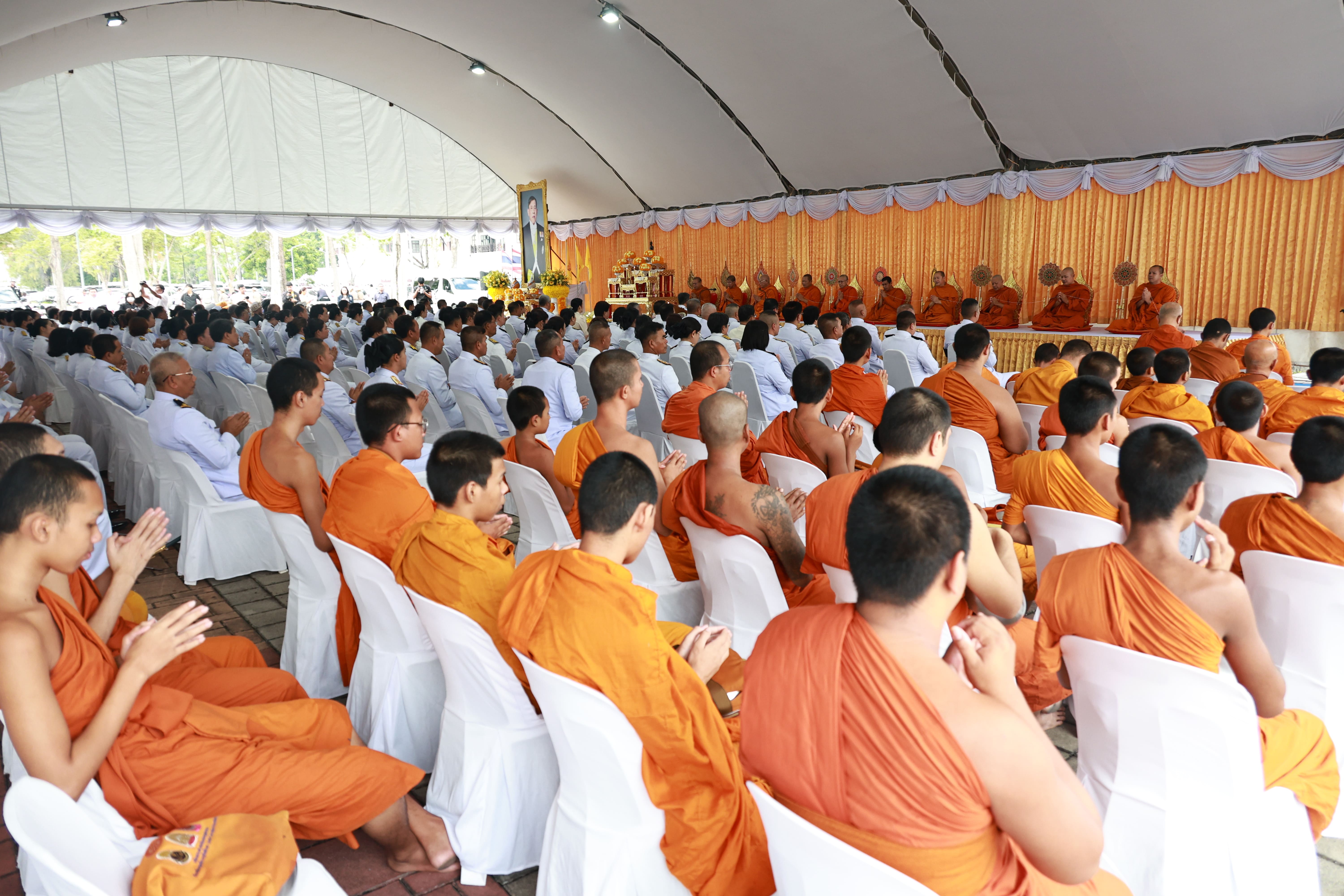 ผู้ว่าราชการจังหวัดสงขลา นำพสกนิกรทุกหมู่เหล่า จับมือผู้นำศาสนา 4 ศาสนา ร่วมประกอบพิธีเจริญพระพุทธมนต์และทำบุญตักบาตร ถวายพระราชกุศล เนื่องในโอกาสวันเฉลิมพระชนมพรรษา พระบาทสมเด็จพระเจ้าอยู่หัว 28 กรกฎาคม 2569