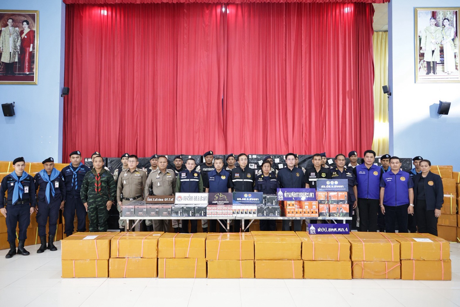 จังหวัดสงขลาจับกุมบุหรี่ไฟฟ้าล็อตใหญ่! ของกลางกว่า 200,000 ชิ้น พร้อมรถยนต์กระบะ 3 คัน จับกุมผู้ต้องหา 2 ราย มูลค่ารวมกว่า 30 ล้านบาท ด้านผู้ว่าฯ สงขลา ย้ำเร่งเดินหน้าปราบปรามเครือข่ายยาเสพติดและสิ่งผิดกฎหมายอย่างเด็ดขาด ตามนโยบายรัฐบาล
