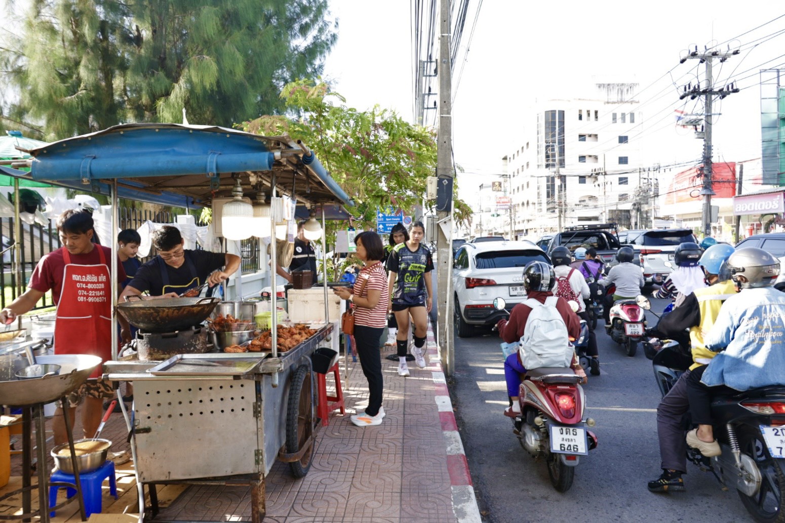 เตรียมเสิร์ฟไก่ทอดหาดใหญ่ ขึ้นโต๊ะต้อนรับ ครม.สัญจร สัมผัสรสชาติกรอบนอกนุ่มใน เค็มหวาน หอมเจียวสูตรเด็ด อัตลักษณ์อาหารคู่เมืองหาดใหญ่ สู่การต่อยอด Soft Power ภาคใต้