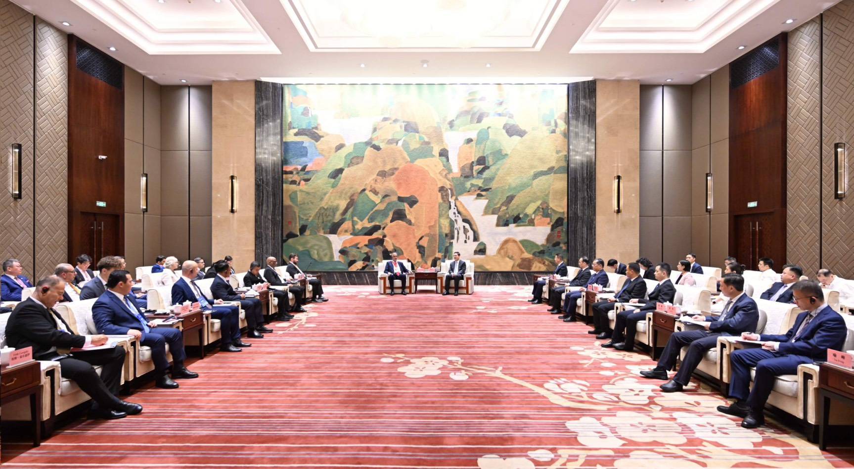 ผู้ว่าฯ สงขลา ร่วมเวทีผู้นำเมืองนานาชาติ ณ นครอู่ฮั่น ผลักดันความร่วมมือไทย&ndash;จีน เตรียมต่อยอดสู่ &ldquo;เมืองพี่เมืองน้อง&rdquo; ครอบคลุมเศรษฐกิจ การค้า ท่องเที่ยว การศึกษา และนวัตกรรม