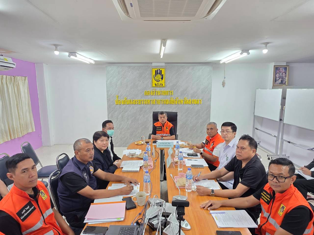 ผู้ว่าฯ สงขลา ร่วมประชุม บกปภ.ช. ติดตามสถานการณ์อุทกภัยและการช่วยเหลือประชาชน นายกรัฐมนตรีกำชับทุกจังหวัด เฝ้าระวังพื้นที่เสี่ยงและเตรียมแผนเผชิญเหตุรับมืออุทกภัย เร่งสำรวจจัดทำบัญชีครัวเรือนผู้ประสบภัย เพื่อส่งเรื่องเยียวยาโดยเร็ว พร้อมเร่งประชาสัมพันธ์หลักเกณฑ์เยียวยาให้ทั่วถึง