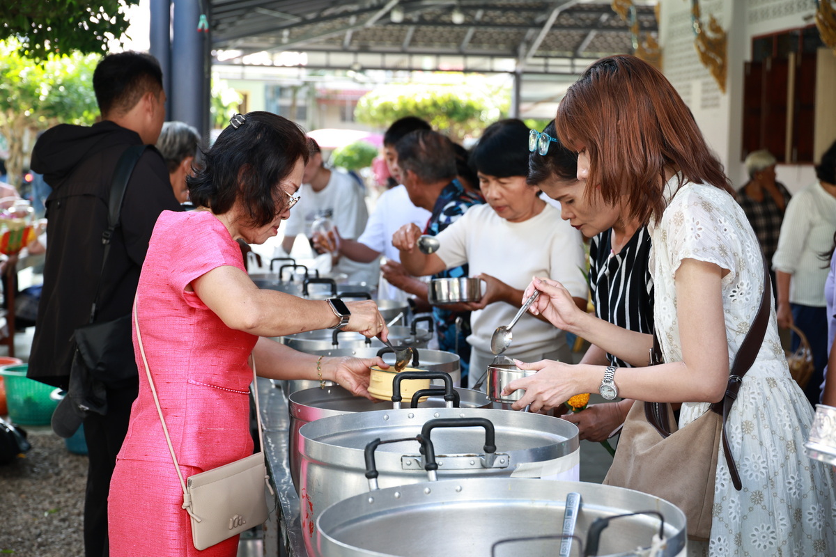 ชาวสงขลา ร่วมสืบสานประเพณีสารทเดือนสิบ หิ้วปิ่นโต&ndash;ขนมเดือนสิบเข้าวัดเลียบ ทำบุญอุทิศส่วนกุศลส่งตา-ยาย แสดงความกตัญญูกตเวทีต่อบรรพบุรุษ สืบทอดวิถีวัฒนธรรมชาวใต้