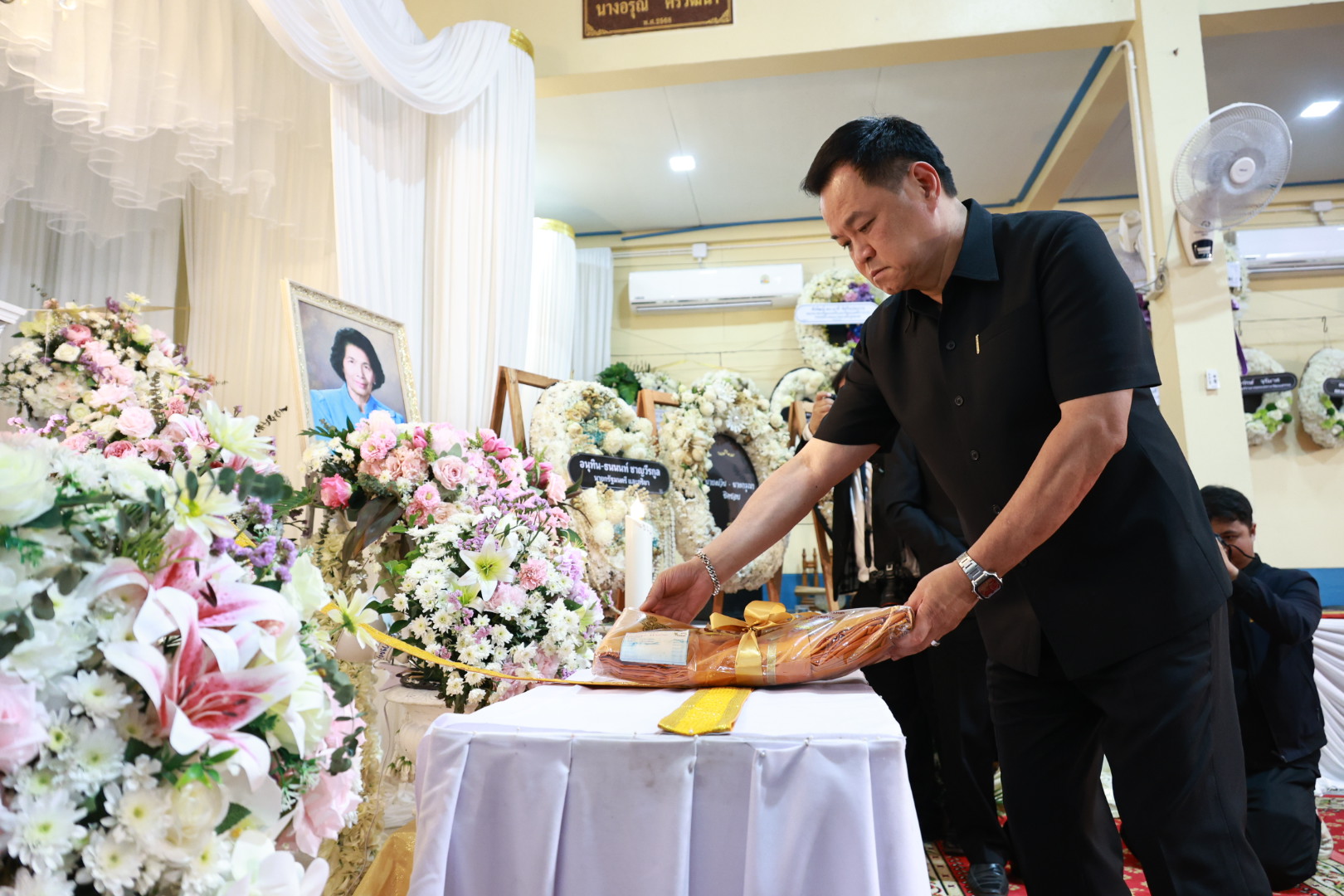 นายกรัฐมนตรี เป็นประธานในพิธีฌาปนกิจศพ &ldquo;นางแฉล้ม จำนง&rdquo; มารดา &ldquo;นายนิกร จำนง&rdquo; สส.บัญชีรายชื่อ พรรคภูมิใจไทย ณ วัดแหลมทราย จังหวัดสงขลา